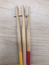 Load and play video in Gallery viewer, AT01 Eco-friendly round handle medium bristle manual bamboo toothbrushes
